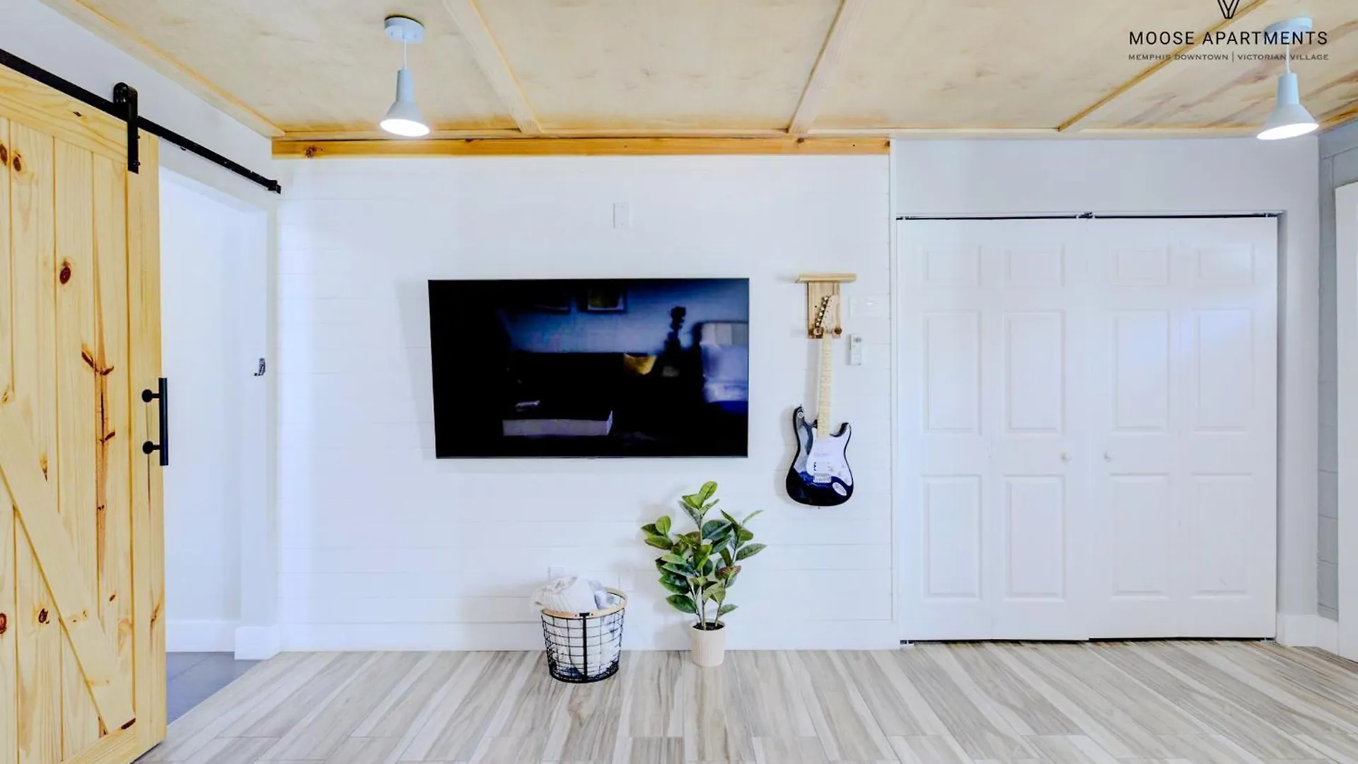 The Moose #5 - Modern Comfy Studio With King Bed, Free Parking & Fast Wifi Memphis Apartment